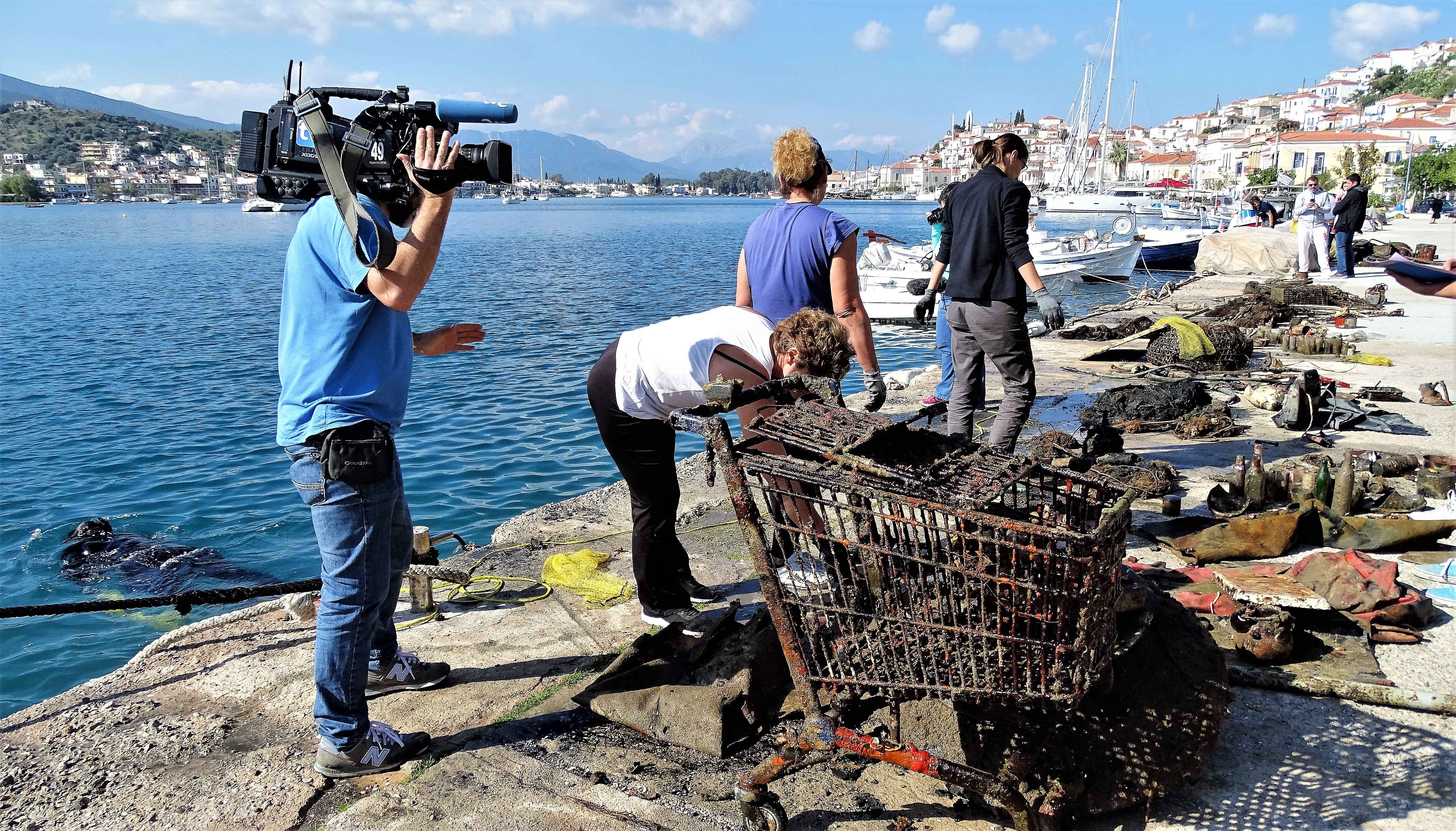 Limpieza submarina por voluntarios de Aegean Rebreath en el Puerto de Poros (Grecia)