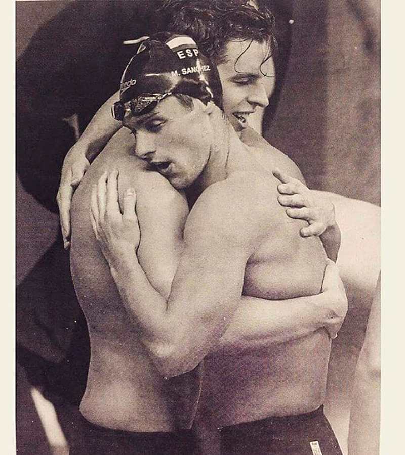 Michael Phelps saluda a su familia en la grada