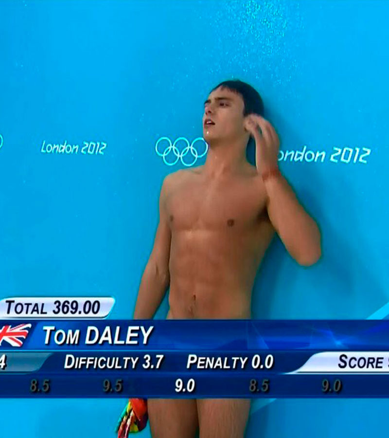 El atleta británico Tom Daley, descansando tras la competición de Río 2016