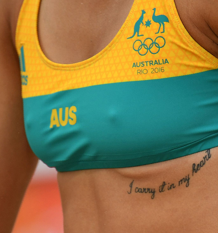 'I carry it in my heart' es la frase que esta deportista olímpica lleva tatuada bajo su pecho. 