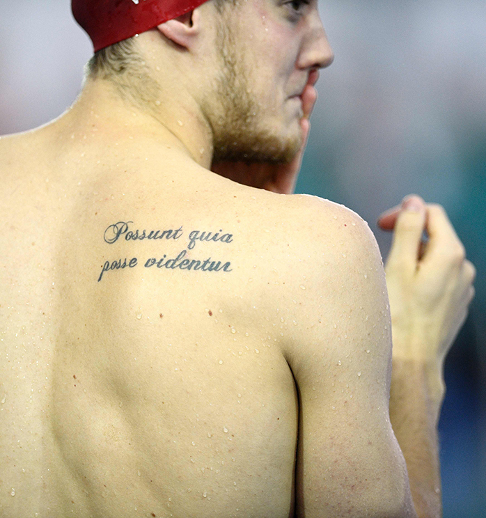 Un nadador olímpico lleva tatuada en su espalda la frase "possunt quia posse videntur" que significa "pueden los que creen que pueden"