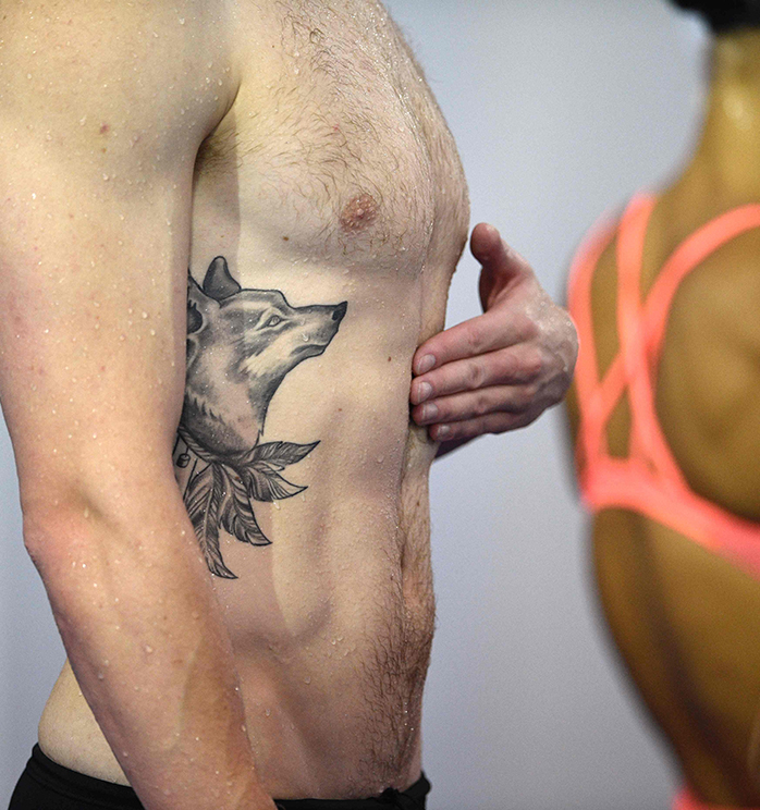 Este nadador de Río 2016 deja entrever un lobo tatuado en su costado, entre brazo y torso