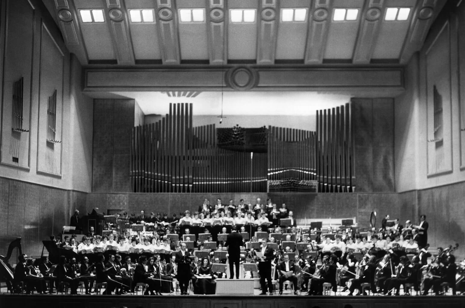 El maestro Odón Alonso dirigiendo la Orquestra Sínfónica y los Coros de RTV Española en el Teatro Real (1970)