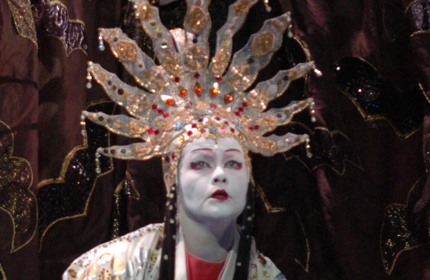 05. Ópera de Richard Strauss "La mujer sin sombra" en el Teatro Real con escenografía inspirada en el "kabuki" -el teatro tradicional japonés. Foto: EFE/Sergio Barrenechea