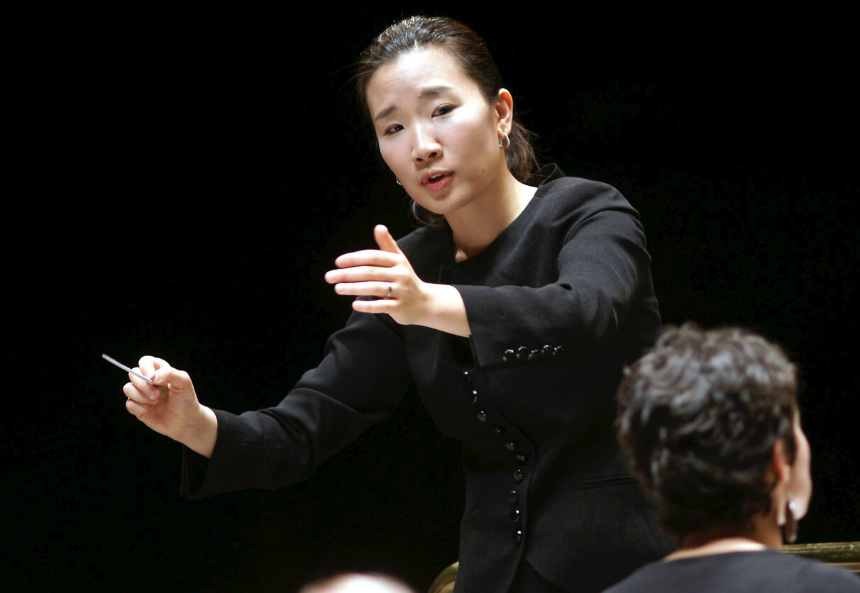 La directora japonesa Eun Sun kim dirige a la orquesta del Teatro Real durante un ensayo, Madrid 2010. Fotos: EFE / Javier del Real
