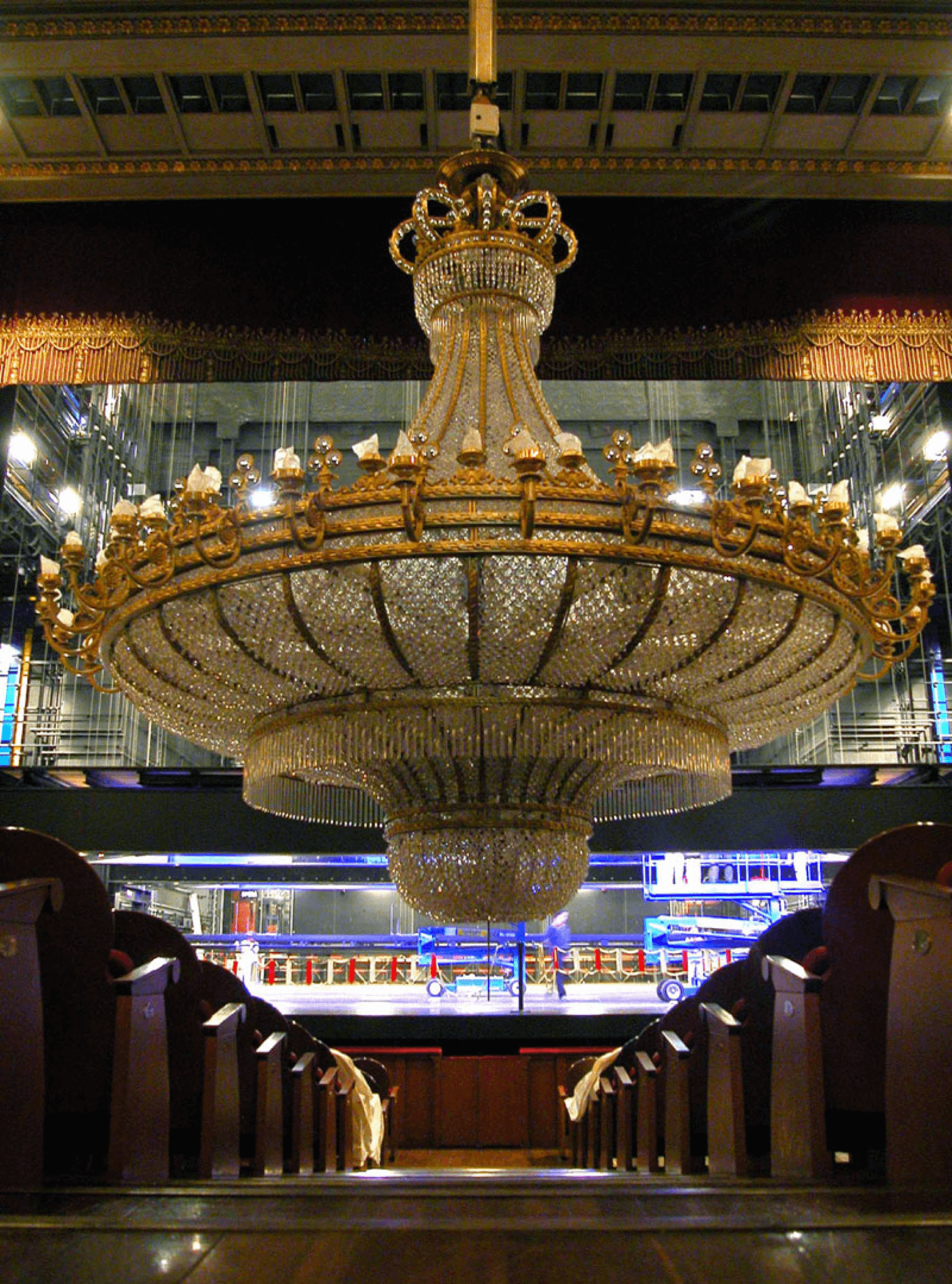 La lámpara del teatro real de lado