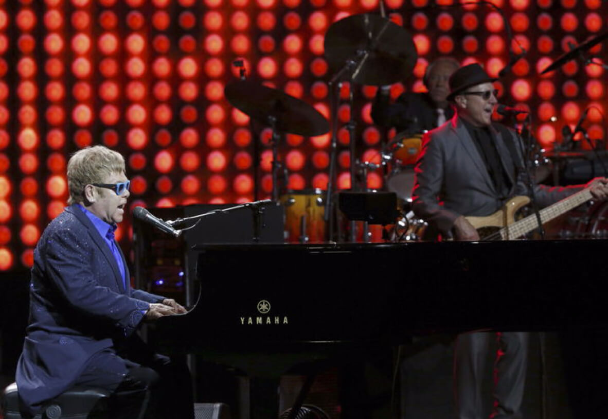 El cantante británico Elton John durante el concierto en el Teatro Real de Madrid. Foto: EFE/Alberto Martín