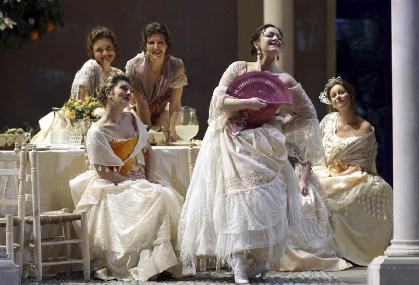 08. La cantante Eleonora Buratto, en el centro, en la ópera 'I due Figaro', de Saverio Mercadante (2012). Foto: EFE/Javier del Real
