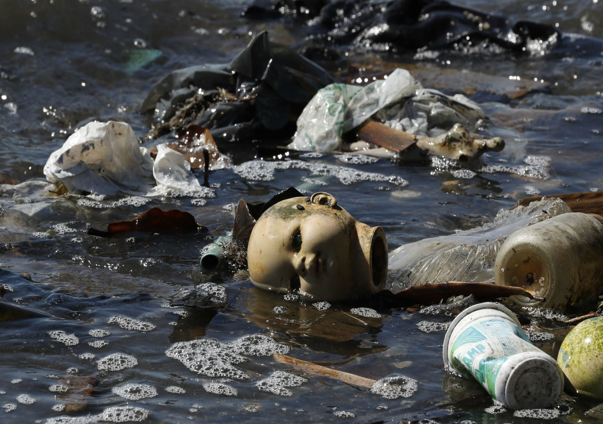 Desechos plásticos flotando en el mar