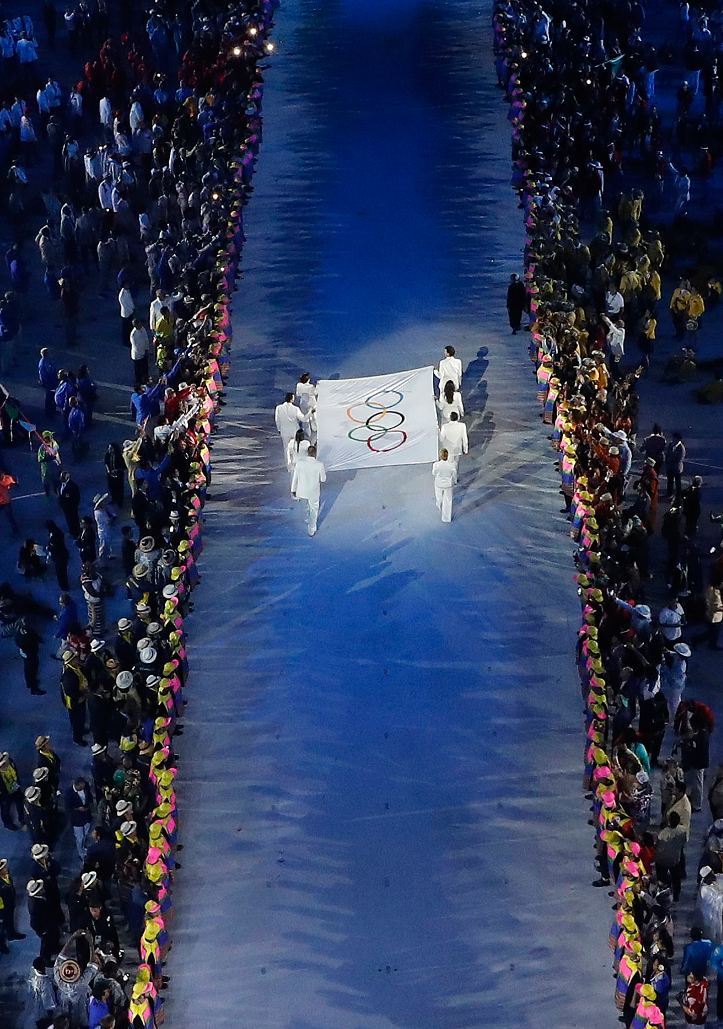 Emocionante llegada de la bandera olímpica