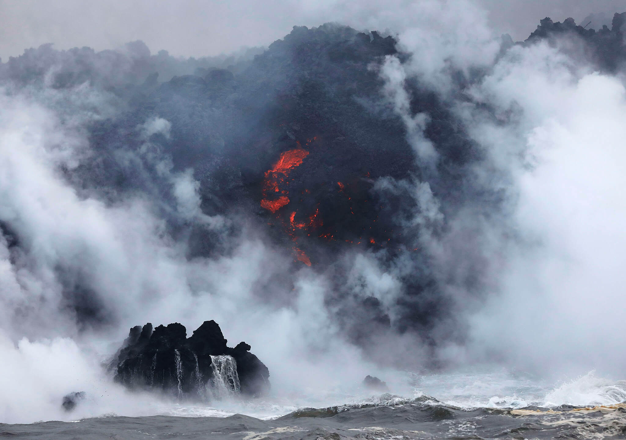 La lava ya cae al Océano Pacífico