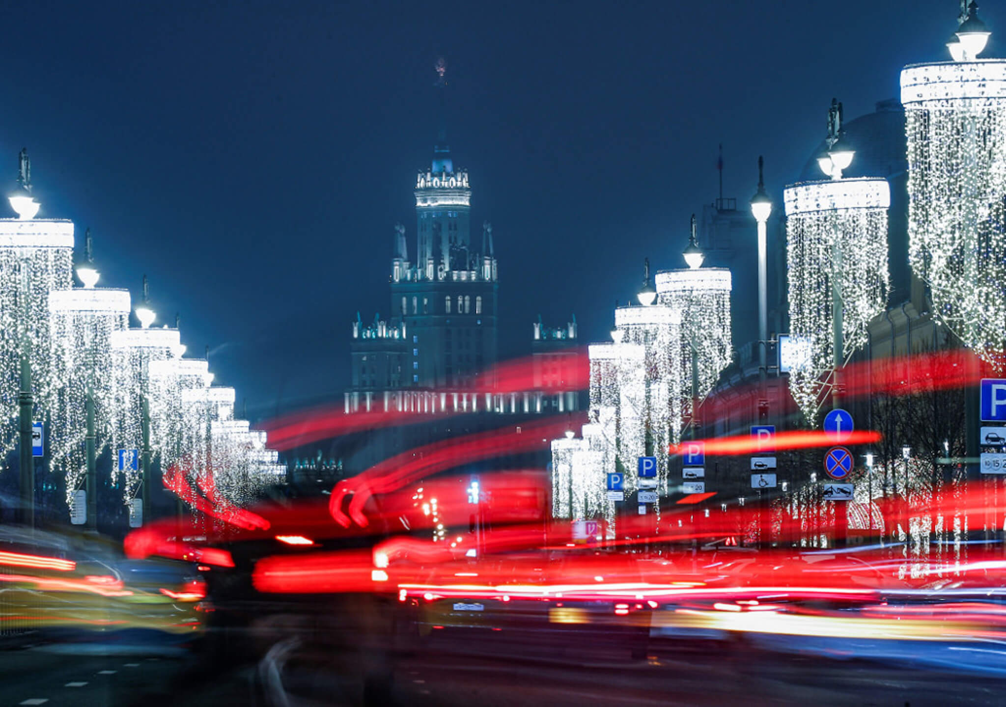 Las avenidas y edificios moscovitas lucen grandiosos en Navidad