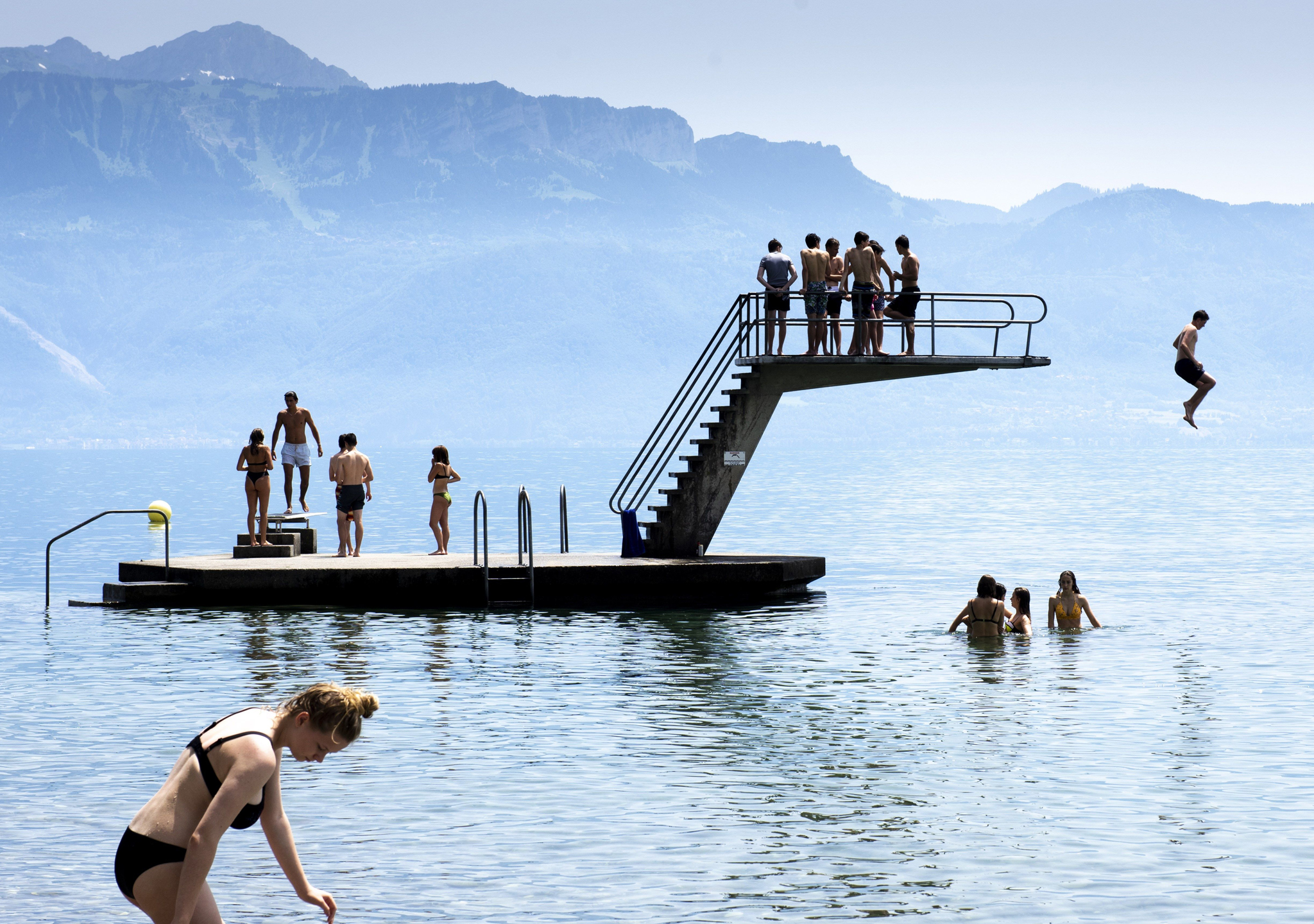 Los lagos de Suiza se llenan... ¡de gente!