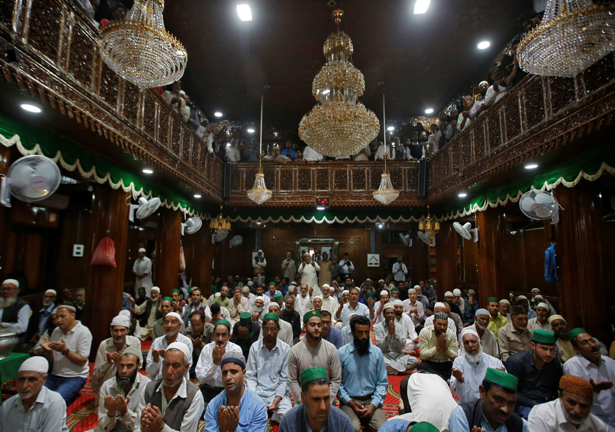 Los musulmanes rezan en un santuario de Sheikh Abdul Qadir Jeelani