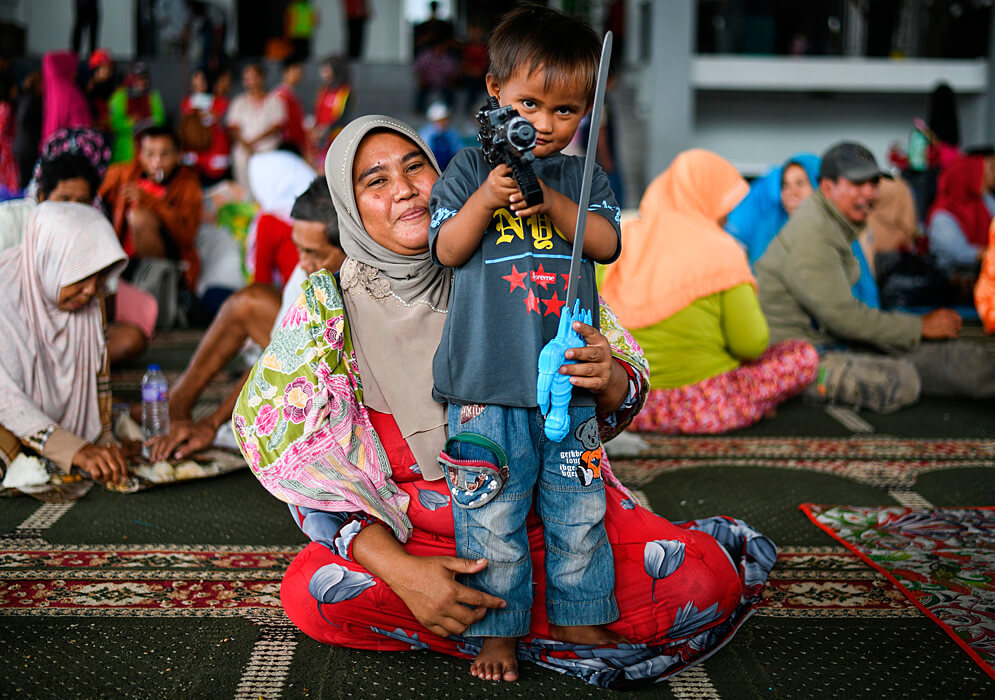 Satria Jaya (2) y Neneng (34)