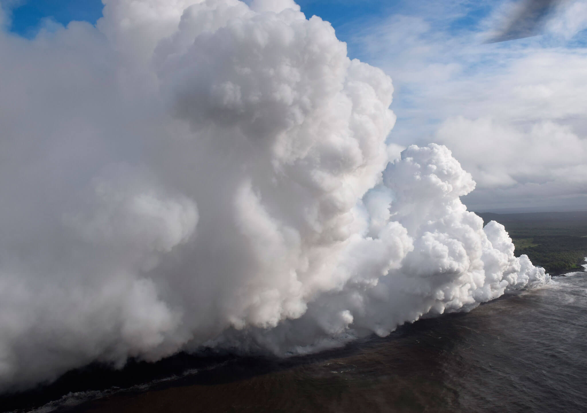 Una nube tóxica se eleva sobre Hawái
