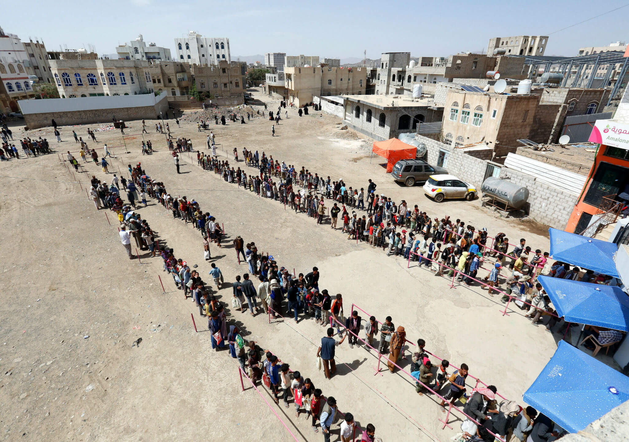 Yemeníes hacen cola para recibir alimentos en Saná