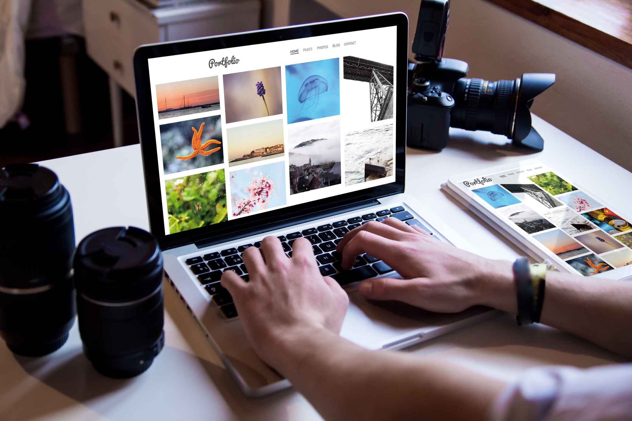 Una persona navegando por una red social de fotografías