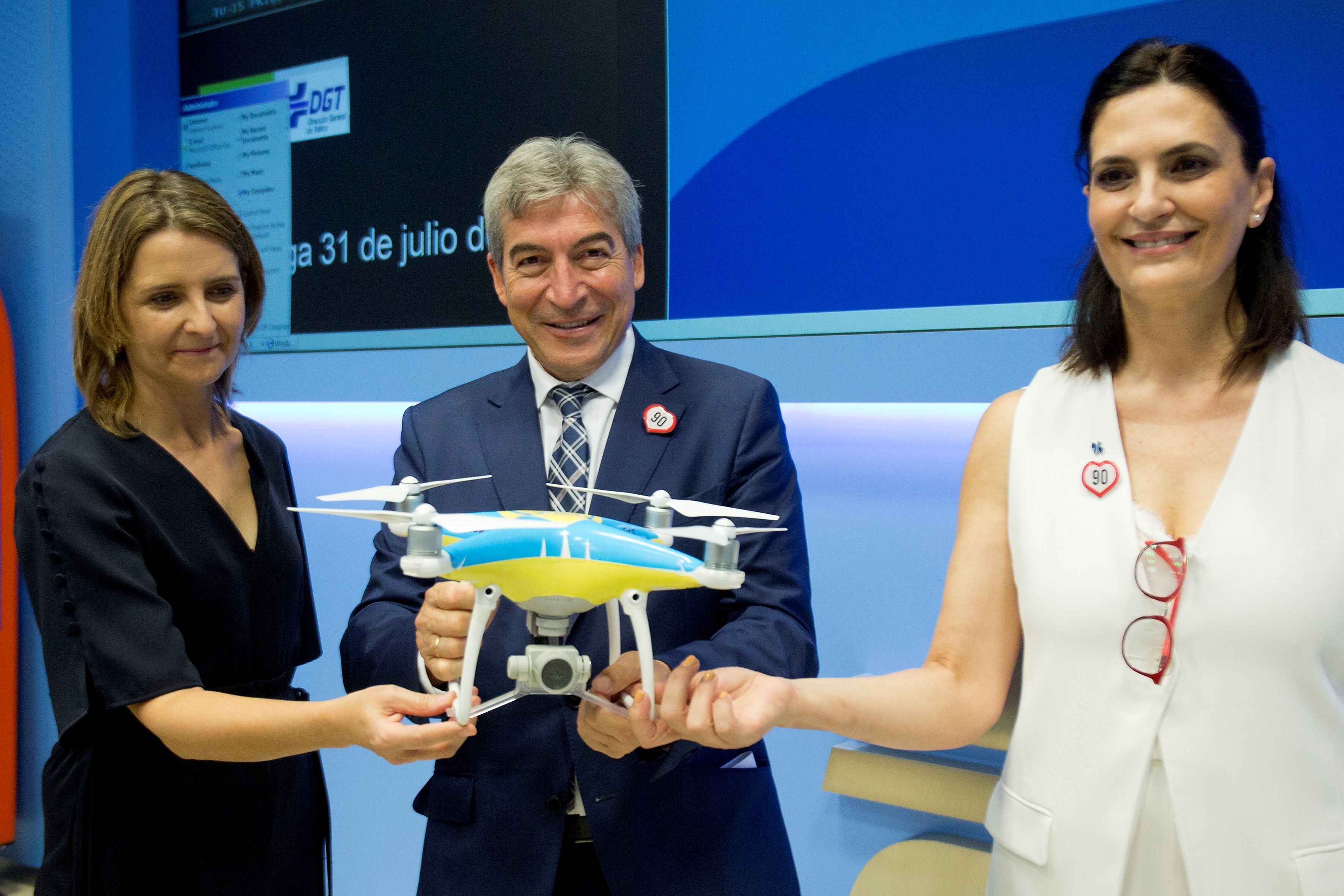 El Delegado del Gobierno en Andalucía Lucrecio Fernández a junto a la coordinadora de la DGT en Andalucía Ana Luz Jiménez (i) y la Jefa Provincial de Tráfico de Málaga Trinidad Hernández (d), posando con el dron que operará en Málaga durante el Inicio de la II Operación especial de tráfico de verano en Andalucía.