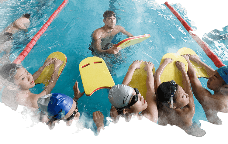 Phelps enseñando técnicas de nado a atletas en 2007