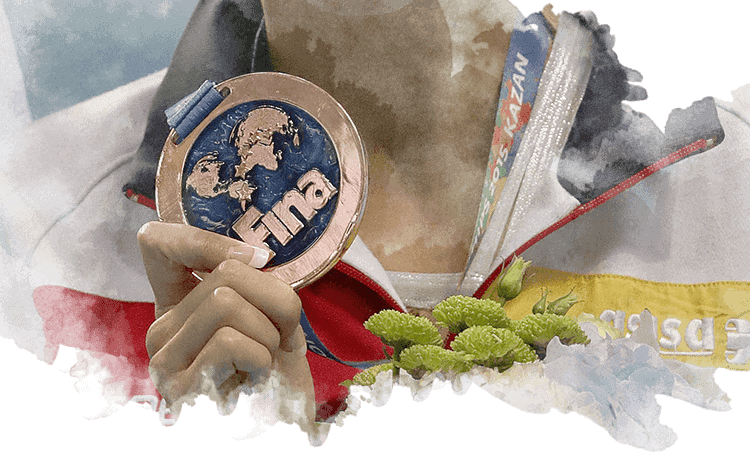 Ona Carbonell sosteniendo su medalla de bronce en el Mundial de Kazan de 2015.