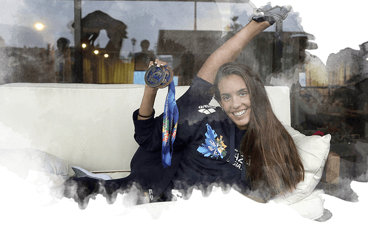 Ona Carbonell posa en su casa con sus dos medallas del Mundial de Kazan en 2015.