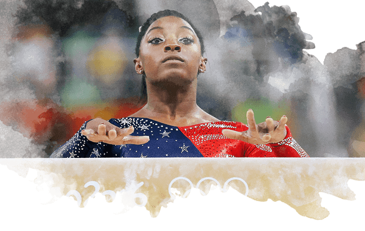 Simone Biles se concentra para su actuación en barra de equilibrio de gimnasia artística en los Juegos Olímpicos de Río 2016