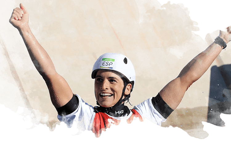 Maialen Chourraut levanta los brazos con alegría tras su logro en piragüismo en los Juegos Olímpicos de Río 2016
