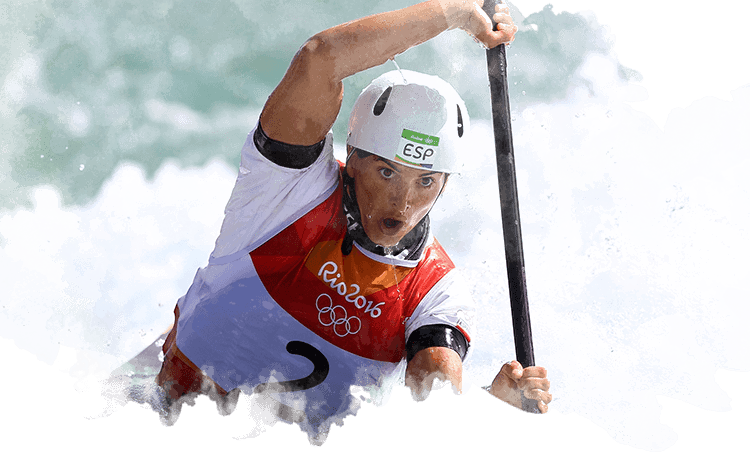 Maialen Chourraut rema con fuerza contra la corriente en canotaje slalom K1 en los Juegos Olímpicos de Río 2016