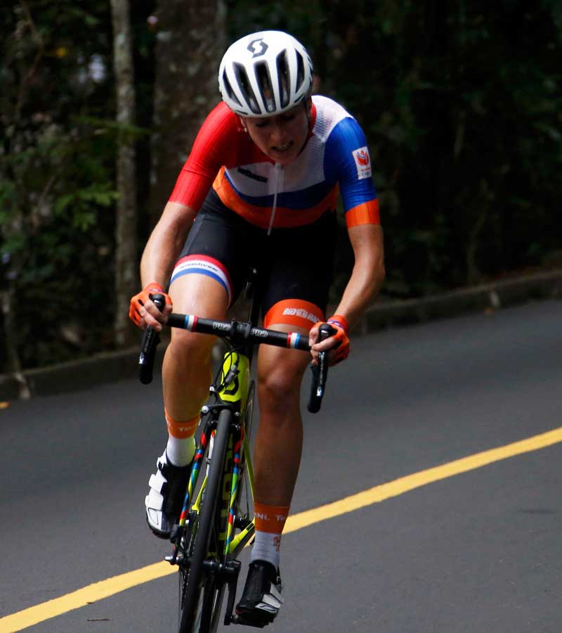 Annemiek van Vleuten ha sufrido una brutal caída. 