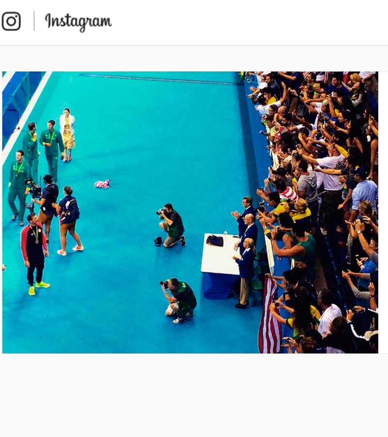 Michael Phelps saluda al público tras ganar el oro en el 4X100 m