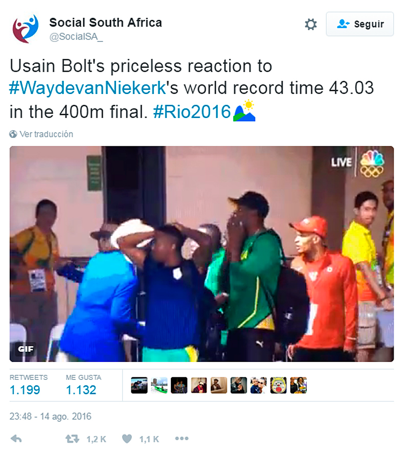 Bolt contemplando el nuevo récord de 400 m