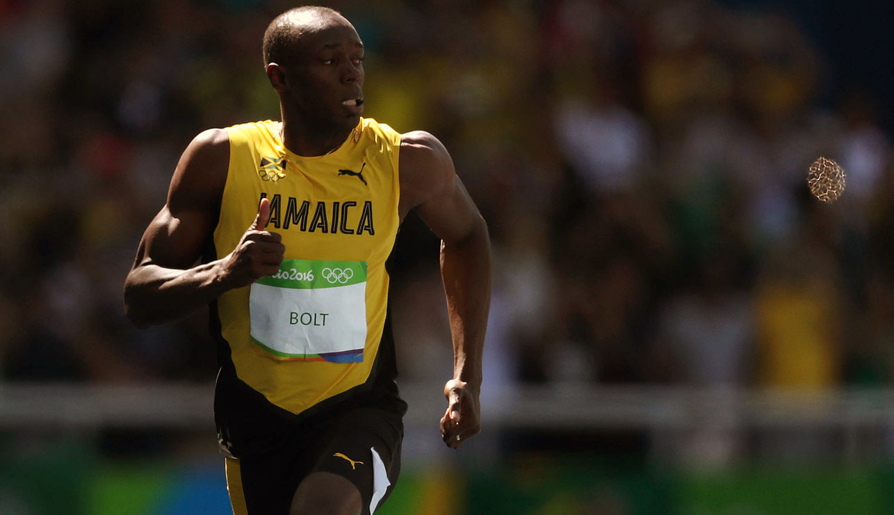 Usain Bolt corriendo en la prueba clasificatoria de los 100 metros de atletismo en Río 2016
