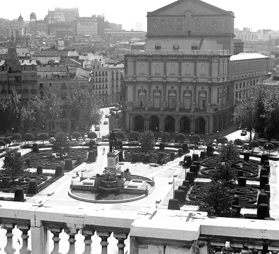 View of the Plaza de Oriente and the Teatro Real from the Royal Palace (1974). Photo: EFE