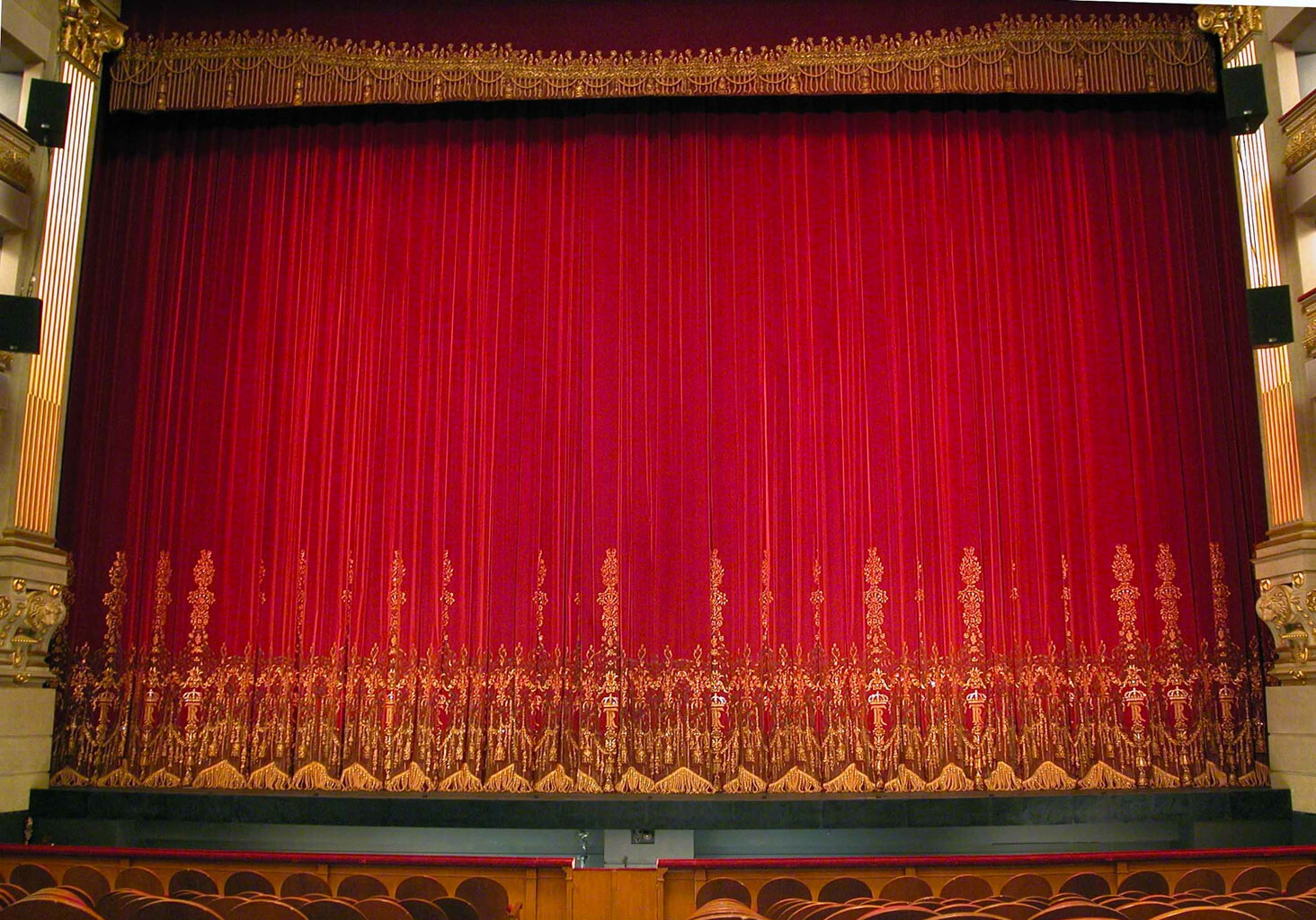 The drop curtain at Teatro Real