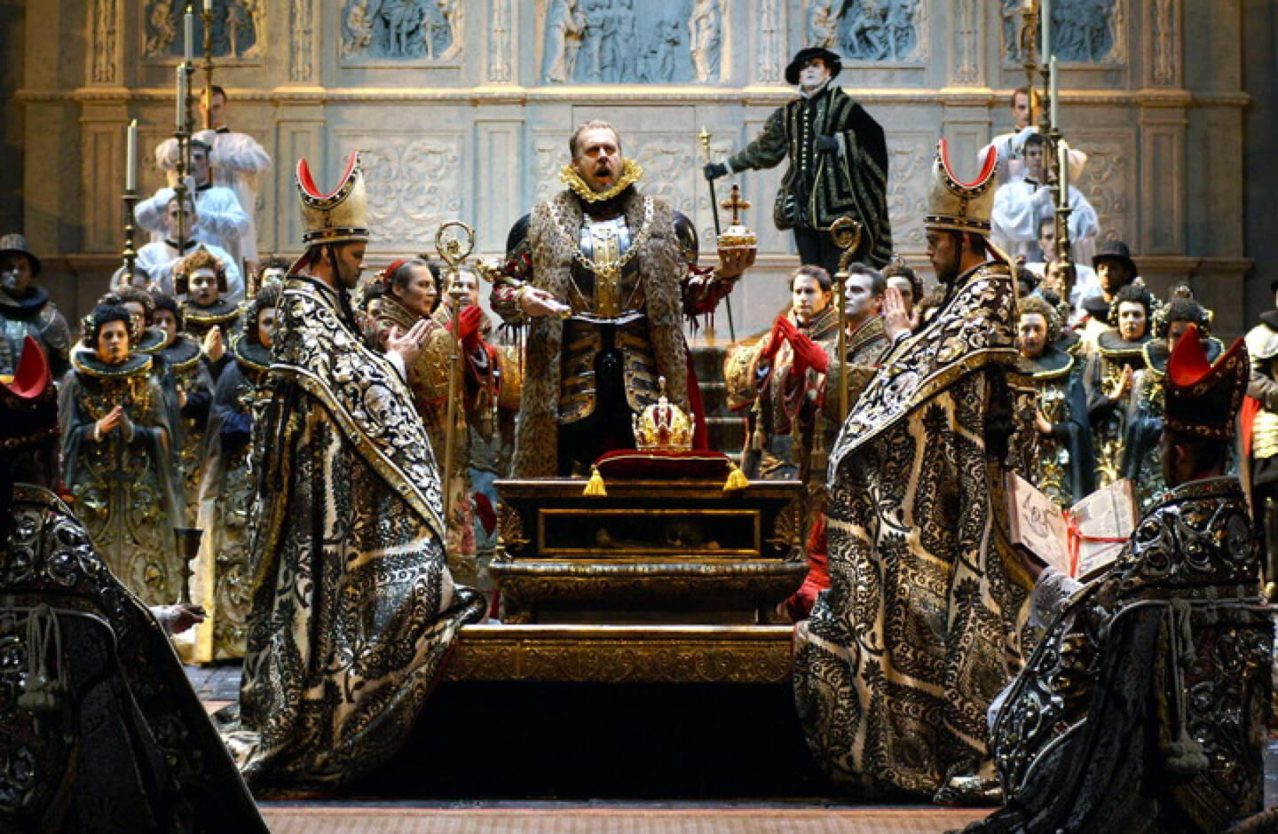 06. 'Don Carlo' de Giuseppe Verdi es una de las escenografías más monumentales que han pasado por el Teatro Real (2005). Foto: EFE/Javier del Real